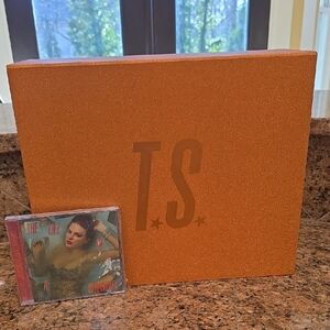 Taylor Swift The Life Of A Showgirl Box And Cd
